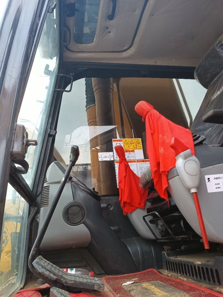 Új Lánctalpas kotró Komatsu PC 220-8: 6 kép. Új Lánctalpas kotró Komatsu PC 220-8: 6 kép.