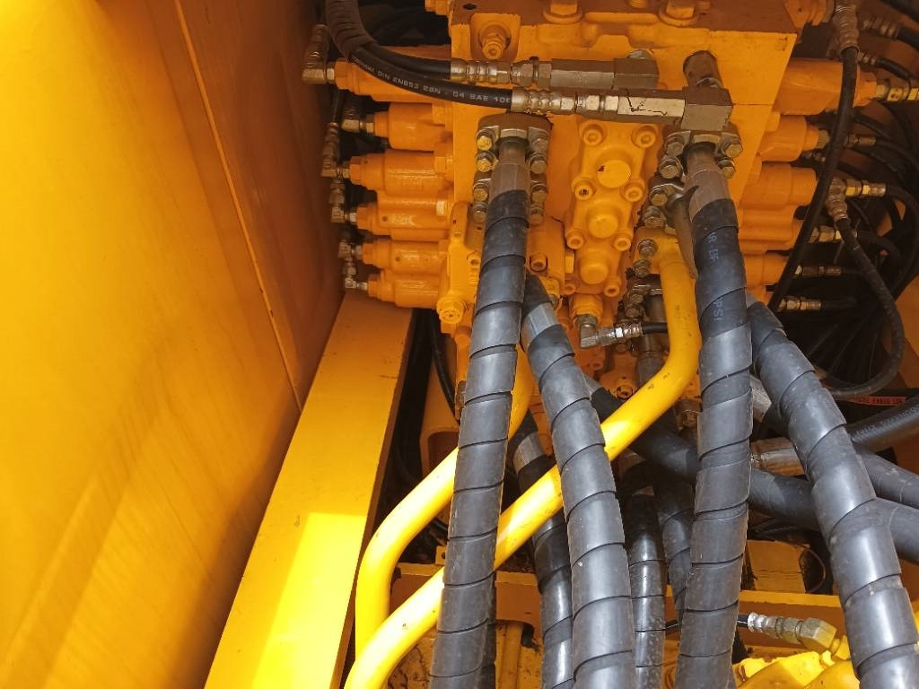 Új Lánctalpas kotró Komatsu PC 220-8: 8 kép. Új Lánctalpas kotró Komatsu PC 220-8: 8 kép.