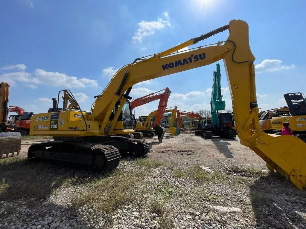 Komatsu PC 220 - Lánctalpas kotró: 5 kép. Komatsu PC 220 - Lánctalpas kotró: 5 kép.