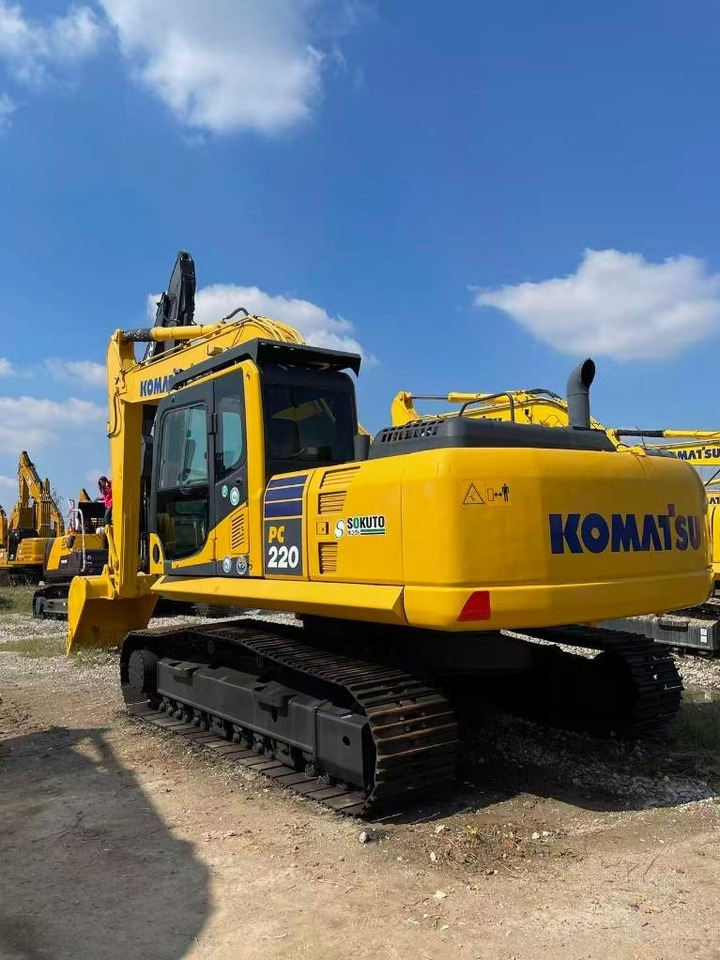 Komatsu PC 220 - Lánctalpas kotró: 3 kép. Komatsu PC 220 - Lánctalpas kotró: 3 kép.
