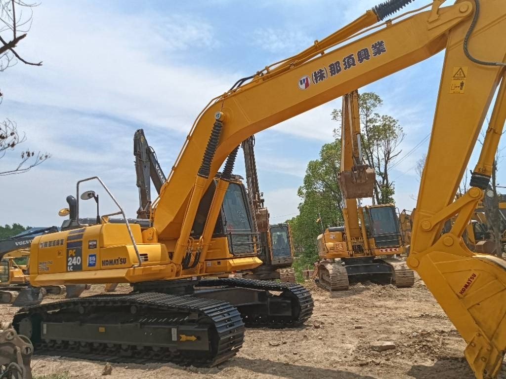 Új Lánctalpas kotró Komatsu PC 240: 8 kép. Új Lánctalpas kotró Komatsu PC 240: 8 kép.