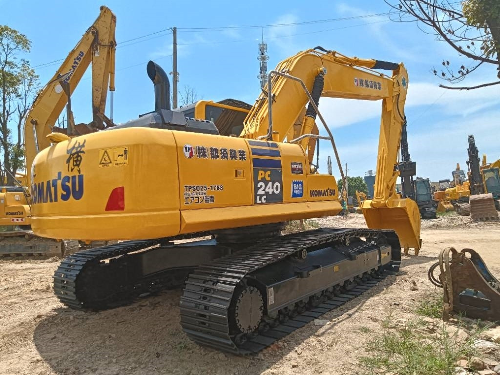Új Lánctalpas kotró Komatsu PC 240: 7 kép. Új Lánctalpas kotró Komatsu PC 240: 7 kép.