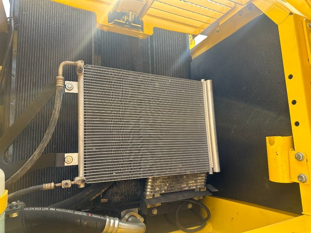 Komatsu PC 240 - Lánctalpas kotró: 4 kép. Komatsu PC 240 - Lánctalpas kotró: 4 kép.