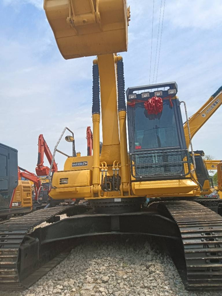 Komatsu PC 240 - Lánctalpas kotró: 1 kép. Komatsu PC 240 - Lánctalpas kotró: 1 kép.