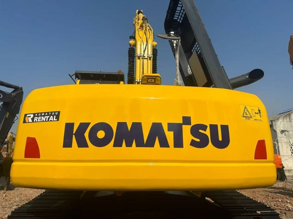 Komatsu PC 240 - Lánctalpas kotró: 4 kép. Komatsu PC 240 - Lánctalpas kotró: 4 kép.