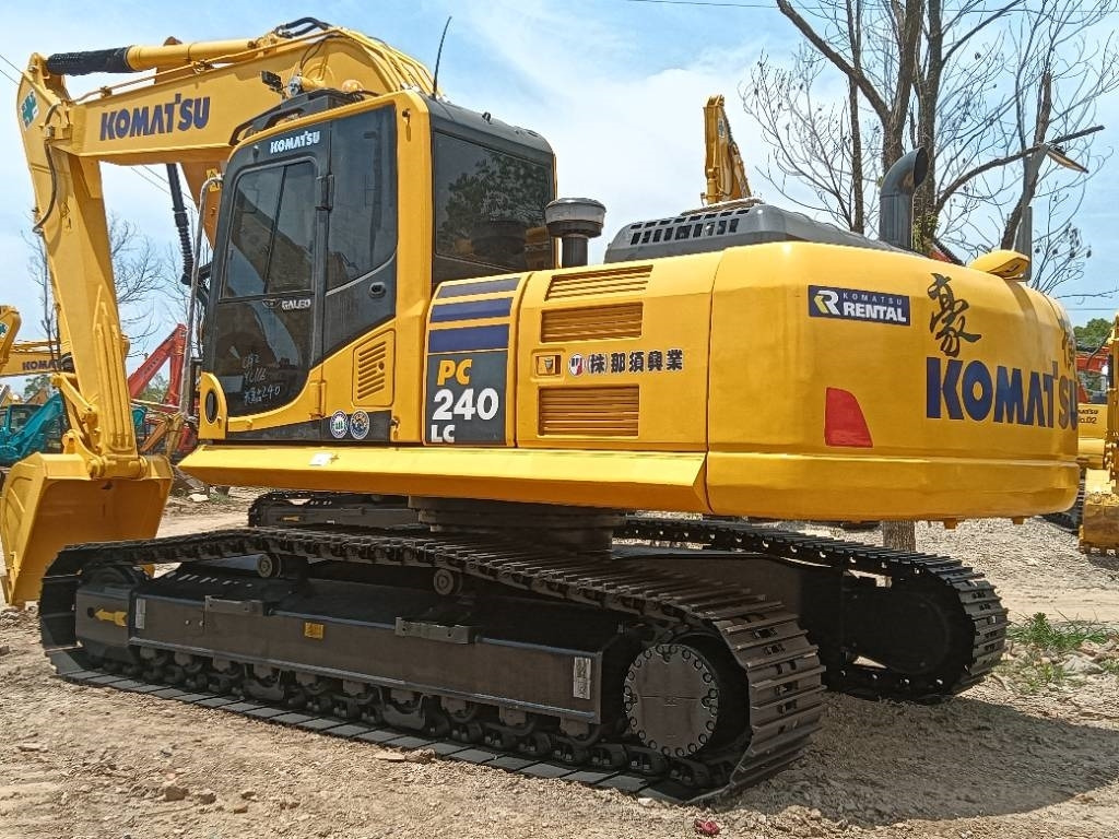 Új Lánctalpas kotró Komatsu PC 240: 6 kép. Új Lánctalpas kotró Komatsu PC 240: 6 kép.