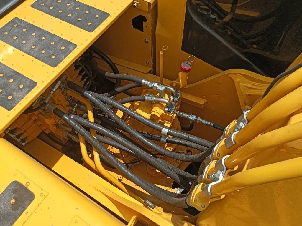 Új Lánctalpas kotró Komatsu PC 240: 10 kép. Új Lánctalpas kotró Komatsu PC 240: 10 kép.