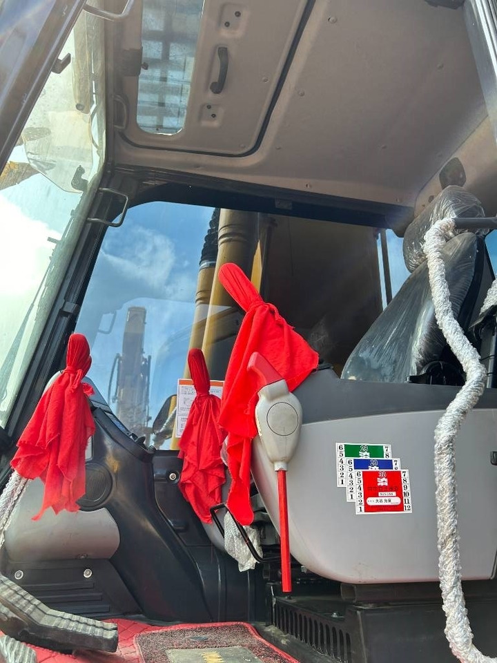 Komatsu PC 240 LC - Lánctalpas kotró: 4 kép. Komatsu PC 240 LC - Lánctalpas kotró: 4 kép.