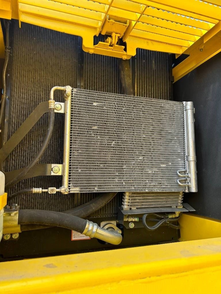 Komatsu PC 240 LC - Lánctalpas kotró: 2 kép. Komatsu PC 240 LC - Lánctalpas kotró: 2 kép.