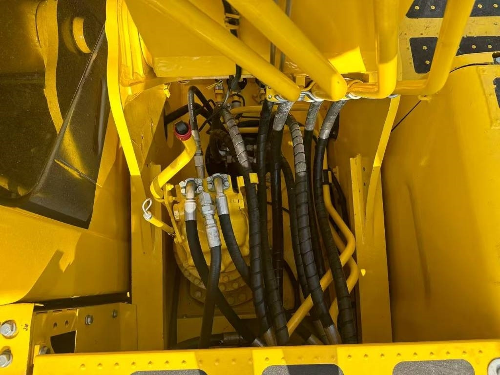 Komatsu PC 240 LC - Lánctalpas kotró: 3 kép. Komatsu PC 240 LC - Lánctalpas kotró: 3 kép.