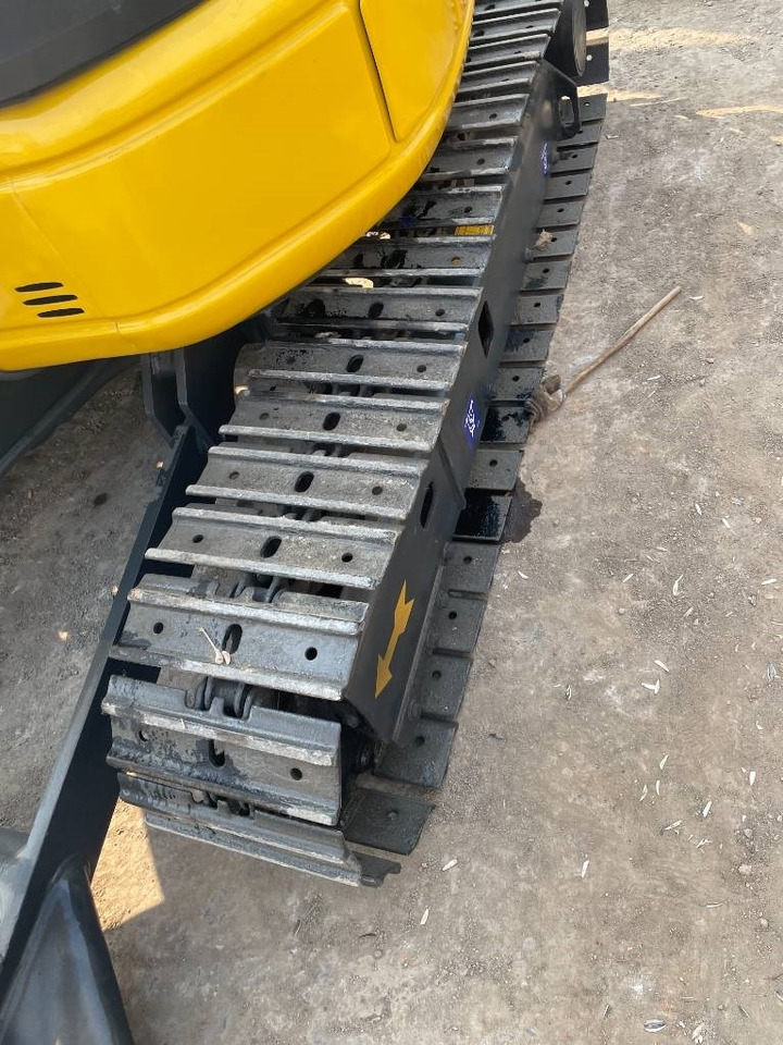 Komatsu PC 35 - Lánctalpas kotró: 4 kép. Komatsu PC 35 - Lánctalpas kotró: 4 kép.
