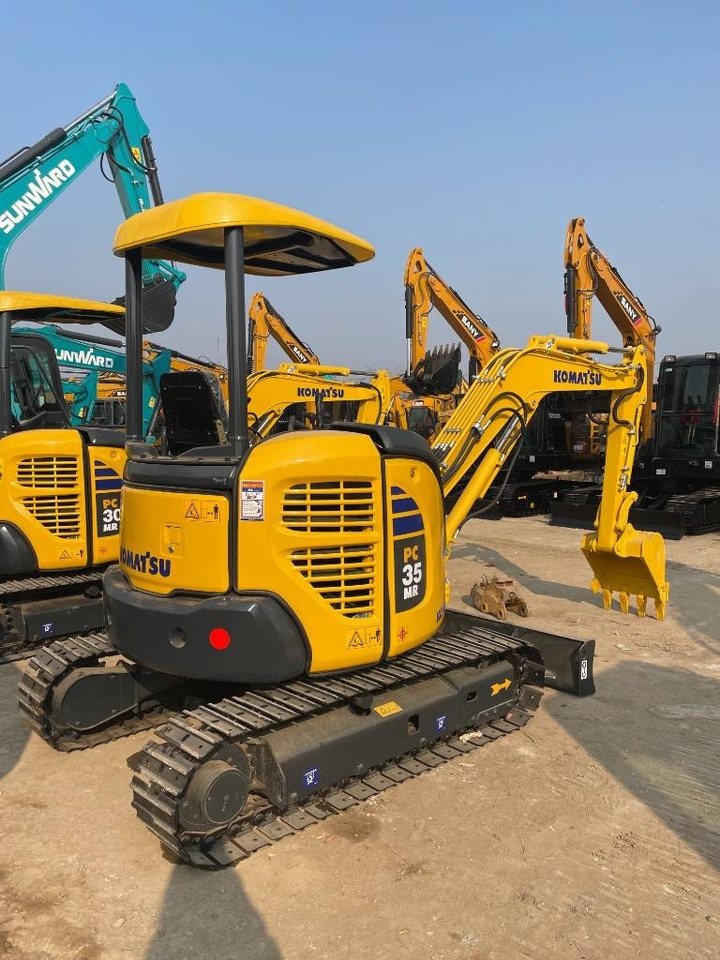 Komatsu PC 35 - Lánctalpas kotró: 2 kép. Komatsu PC 35 - Lánctalpas kotró: 2 kép.