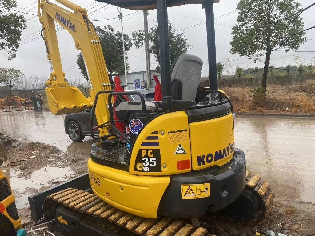 Komatsu PC 35 - Lánctalpas kotró: 4 kép. Komatsu PC 35 - Lánctalpas kotró: 4 kép.