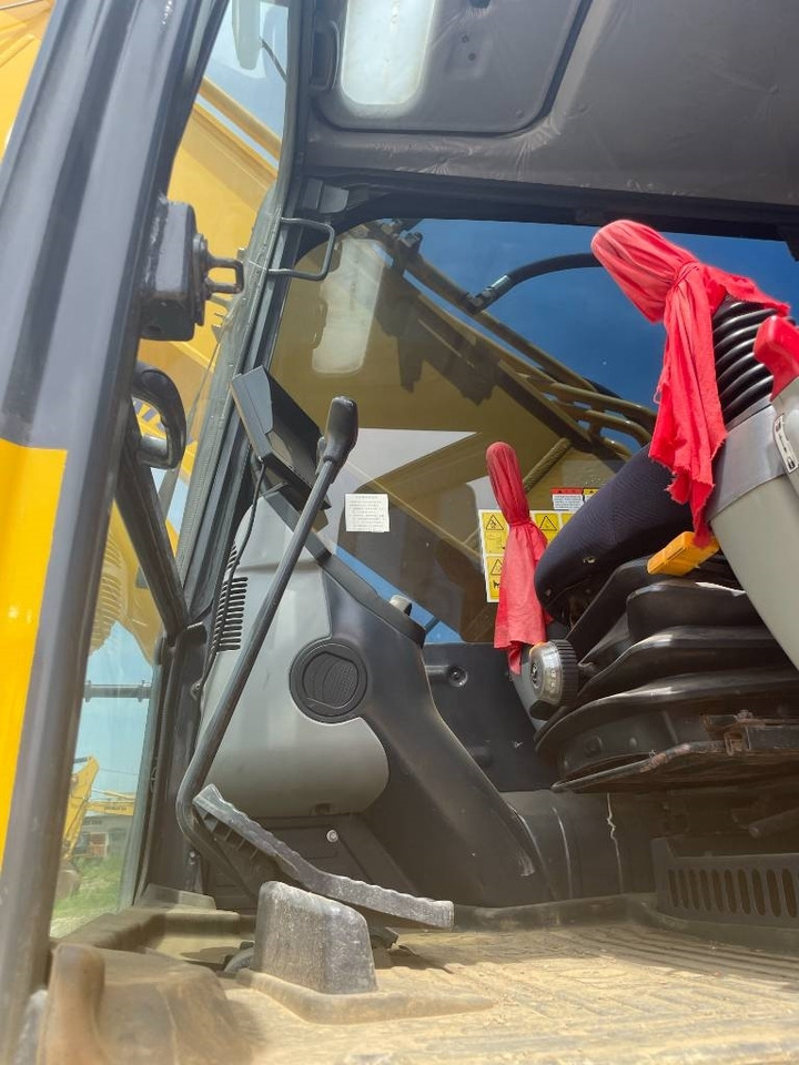 Komatsu PC 350 - Lánctalpas kotró: 3 kép. Komatsu PC 350 - Lánctalpas kotró: 3 kép.