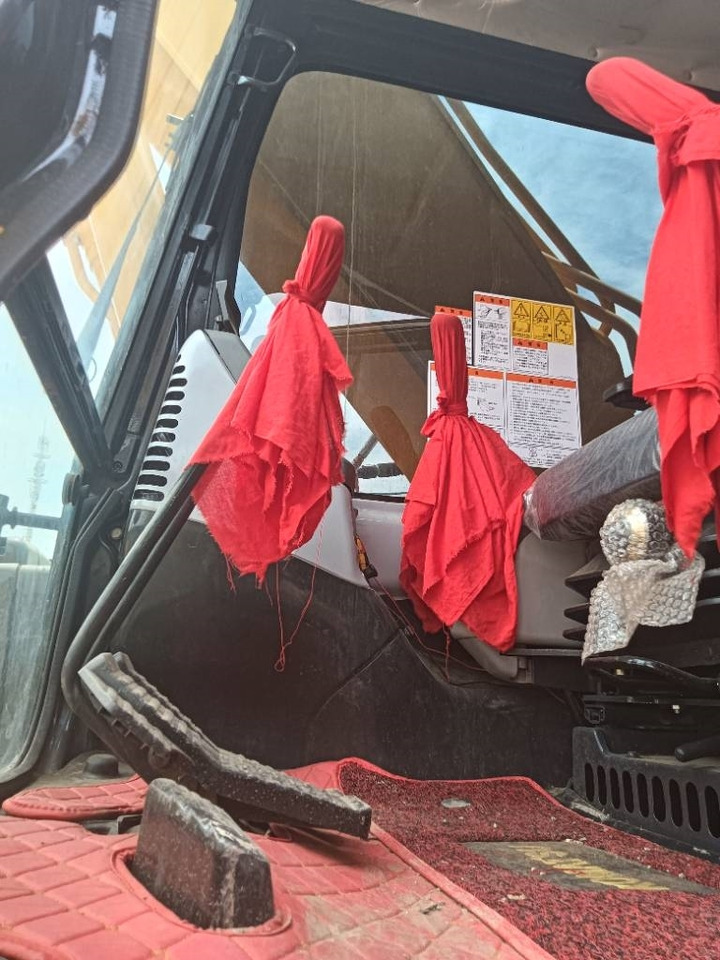 Komatsu PC 350 - Lánctalpas kotró: 5 kép. Komatsu PC 350 - Lánctalpas kotró: 5 kép.