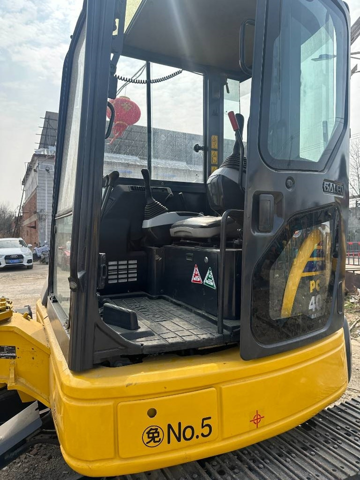 Komatsu PC 40 - Lánctalpas kotró: 3 kép. Komatsu PC 40 - Lánctalpas kotró: 3 kép.