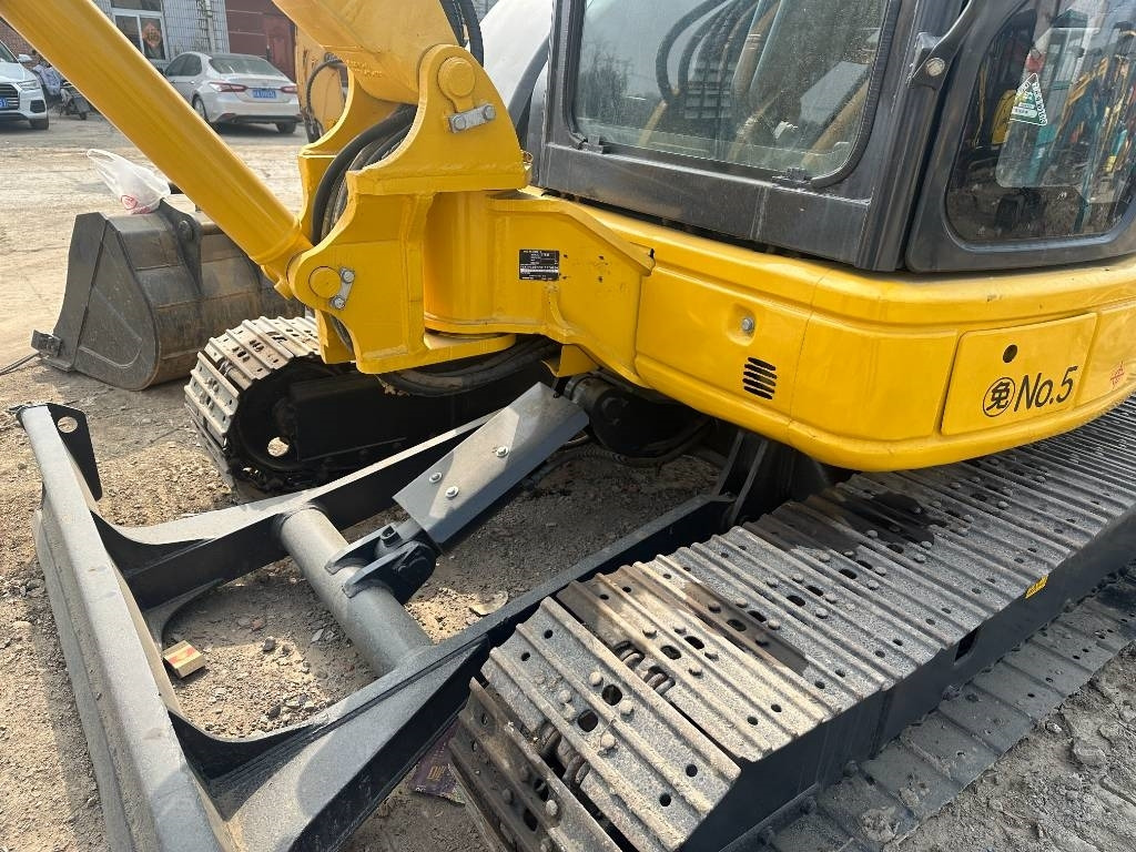Komatsu PC 40 - Lánctalpas kotró: 5 kép. Komatsu PC 40 - Lánctalpas kotró: 5 kép.