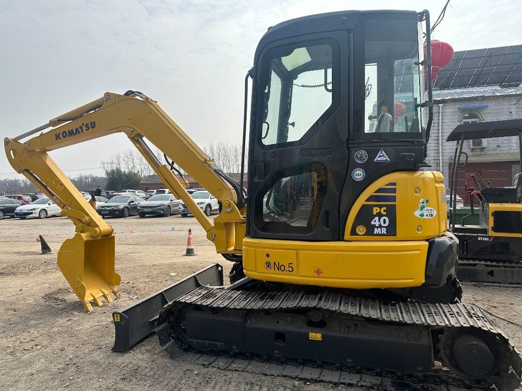 Komatsu PC 40 MR - Minikotró: 1 kép. Komatsu PC 40 MR - Minikotró: 1 kép.