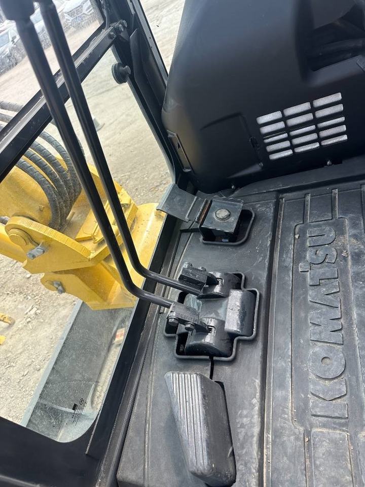 Komatsu PC 40 MR - Minikotró: 5 kép. Komatsu PC 40 MR - Minikotró: 5 kép.