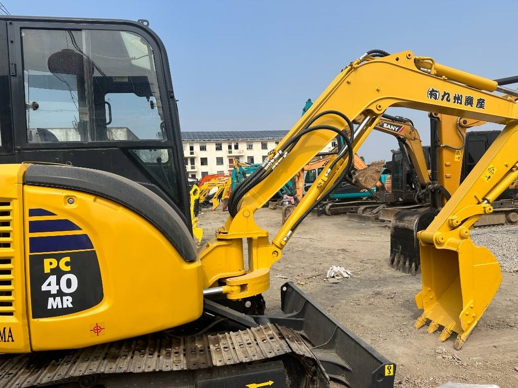Komatsu PC 40 MR - Minikotró: 2 kép. Komatsu PC 40 MR - Minikotró: 2 kép.