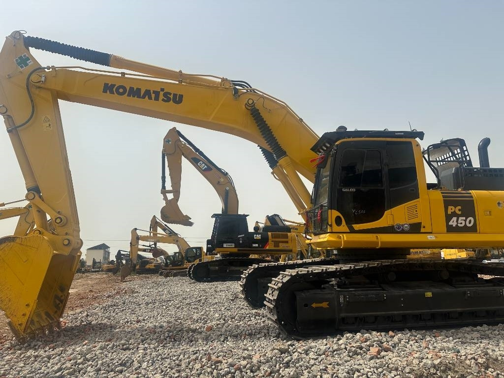 Komatsu PC 450 - Lánctalpas kotró: 2 kép. Komatsu PC 450 - Lánctalpas kotró: 2 kép.
