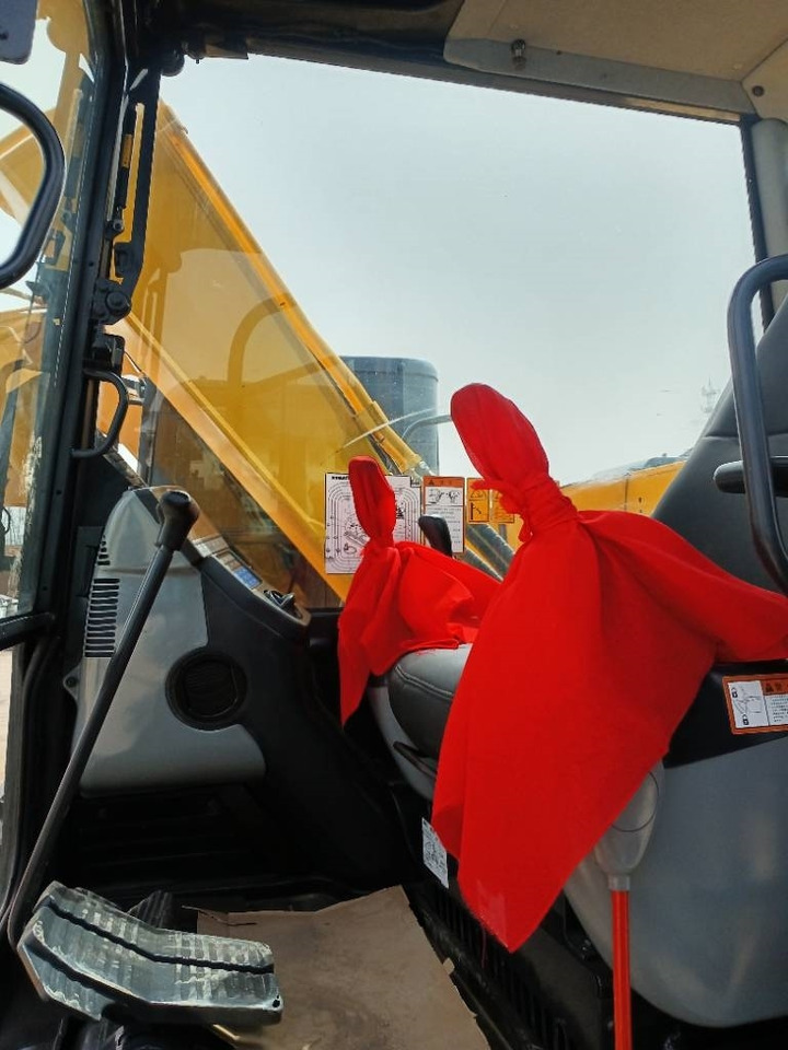 Komatsu PC 60 - Lánctalpas kotró: 5 kép. Komatsu PC 60 - Lánctalpas kotró: 5 kép.