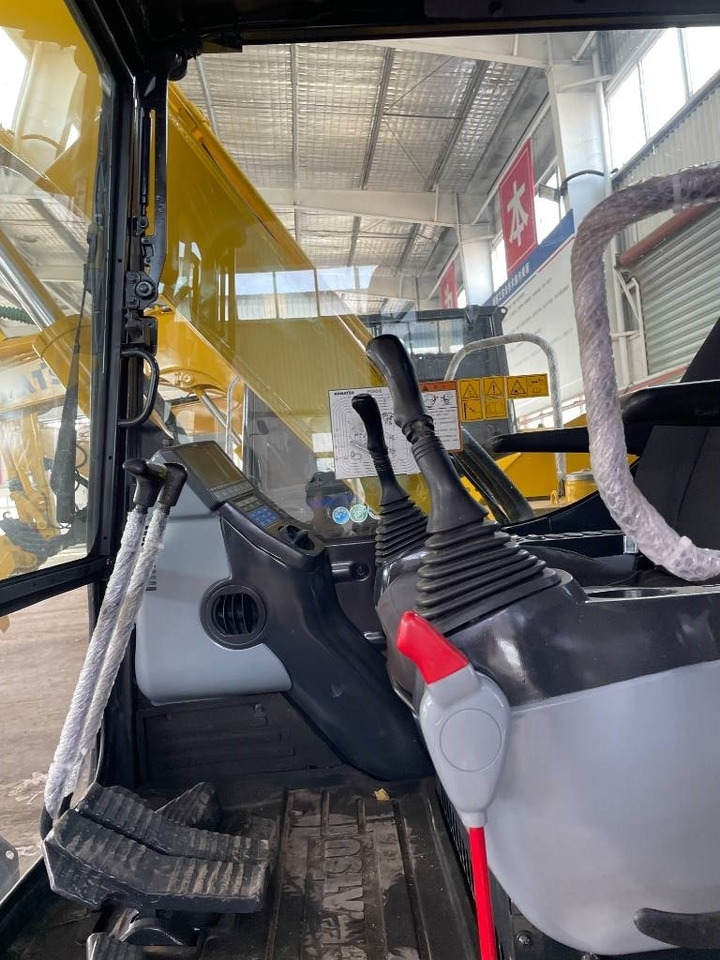 Komatsu PC 70 - Minikotró: 2 kép. Komatsu PC 70 - Minikotró: 2 kép.