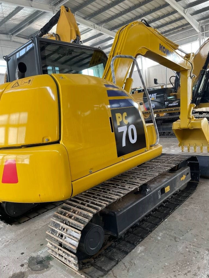 Komatsu PC 70 - Minikotró: 2 kép. Komatsu PC 70 - Minikotró: 2 kép.