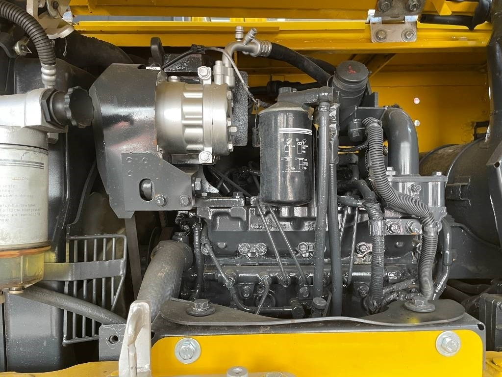 Komatsu PC 70 - Minikotró: 4 kép. Komatsu PC 70 - Minikotró: 4 kép.