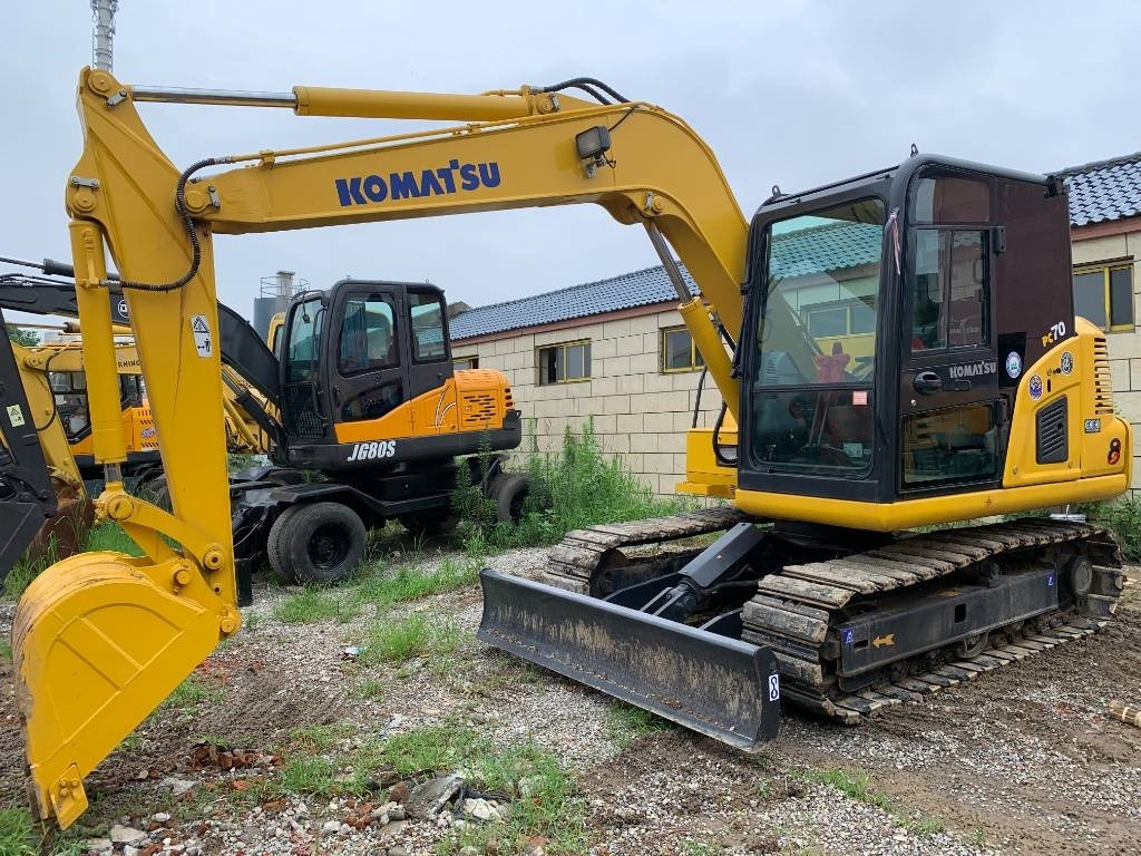 Komatsu PC 70 - Minikotró: 2 kép. Komatsu PC 70 - Minikotró: 2 kép.