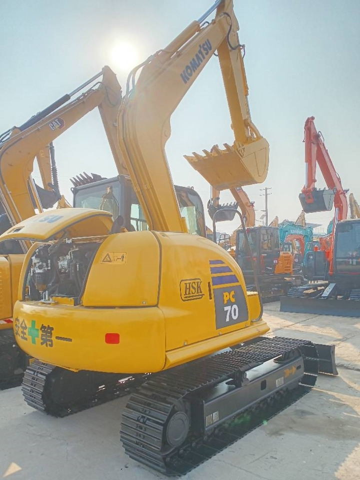 Komatsu PC 70 - Minikotró: 3 kép. Komatsu PC 70 - Minikotró: 3 kép.