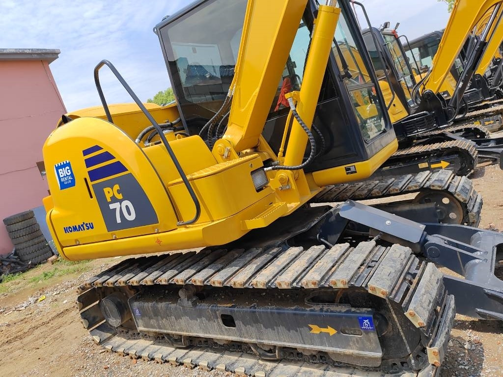 Komatsu PC 70 - Lánctalpas kotró: 4 kép. Komatsu PC 70 - Lánctalpas kotró: 4 kép.