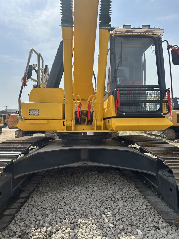 Komatsu PC240 - Lánctalpas kotró: 4 kép. Komatsu PC240 - Lánctalpas kotró: 4 kép.