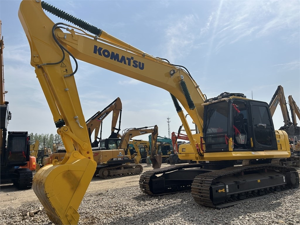 Komatsu PC240 - Lánctalpas kotró: 1 kép. Komatsu PC240 - Lánctalpas kotró: 1 kép.