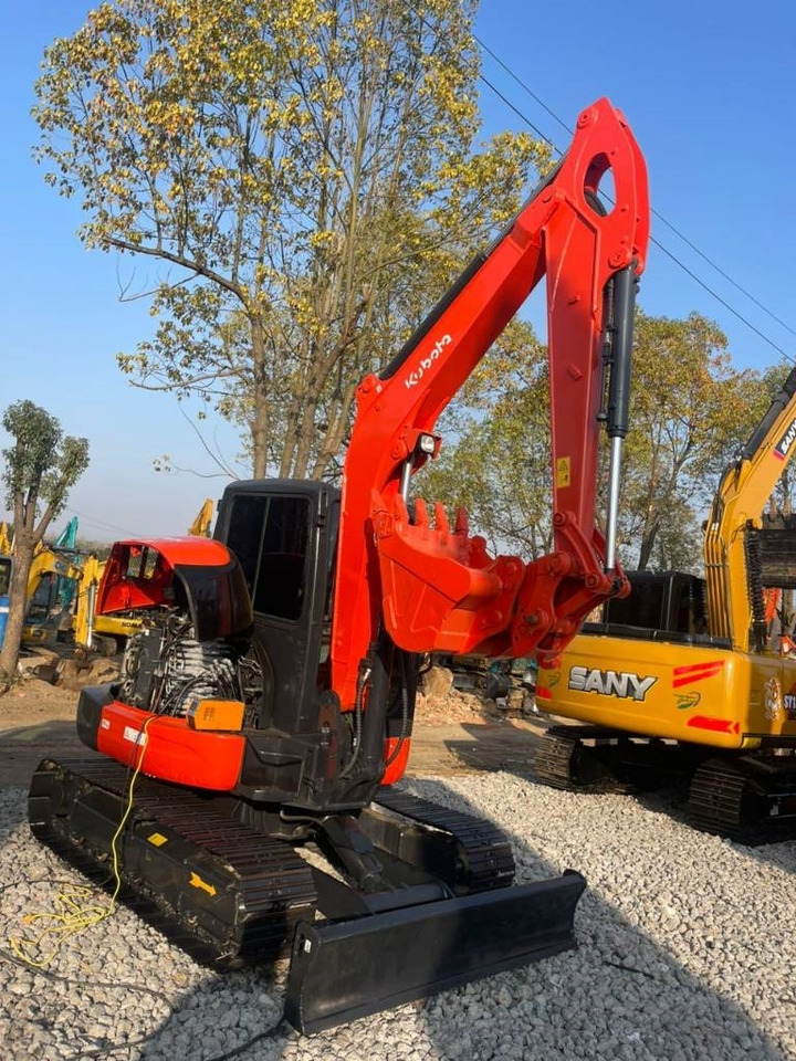 Kubota 165 - Lánctalpas kotró: 2 kép. Kubota 165 - Lánctalpas kotró: 2 kép.