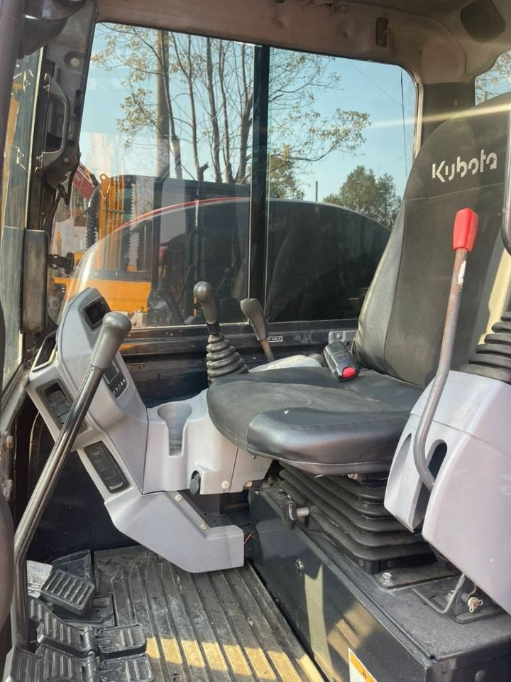 Kubota 165 - Lánctalpas kotró: 5 kép. Kubota 165 - Lánctalpas kotró: 5 kép.