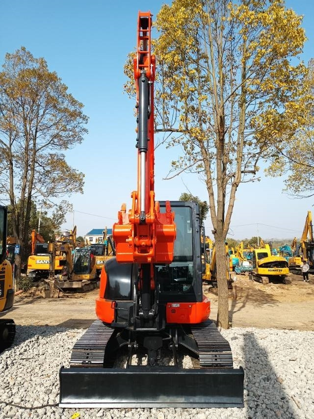 Kubota KX 165 - Minikotró: 2 kép. Kubota KX 165 - Minikotró: 2 kép.