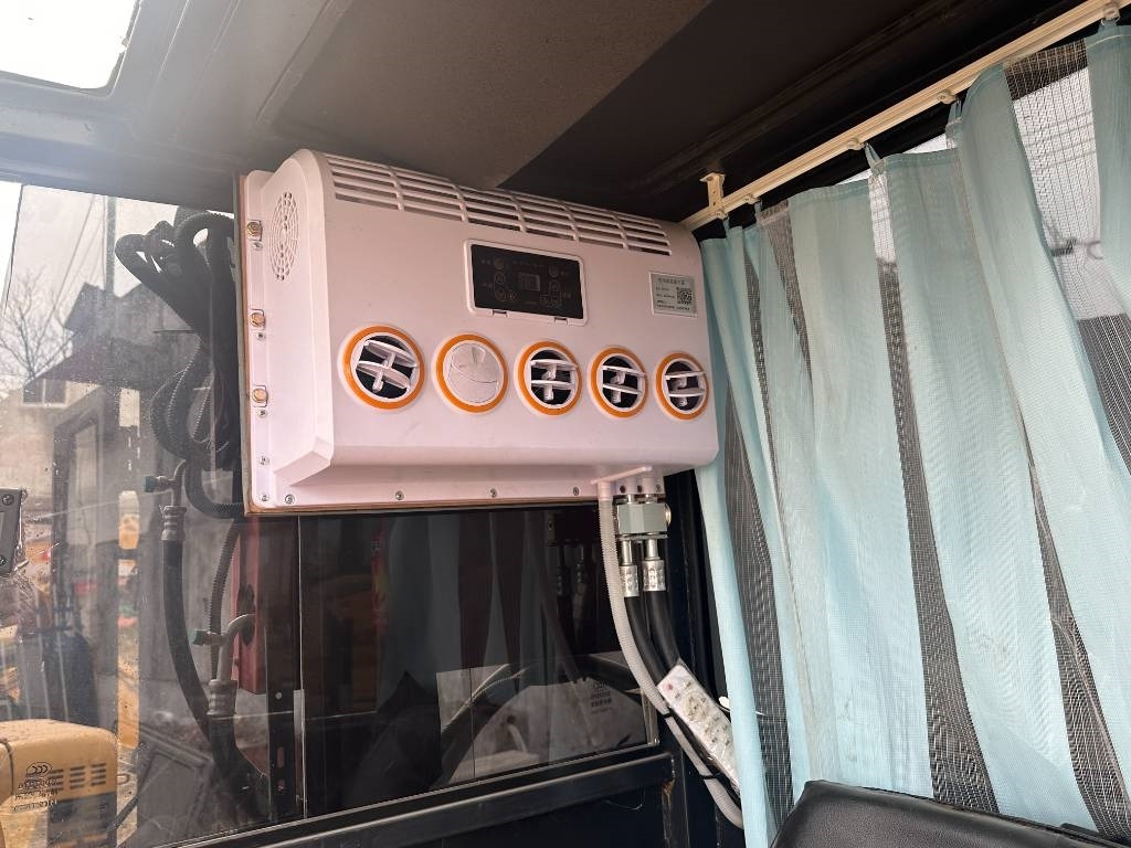 Kubota U 20 - Lánctalpas kotró: 5 kép. Kubota U 20 - Lánctalpas kotró: 5 kép.