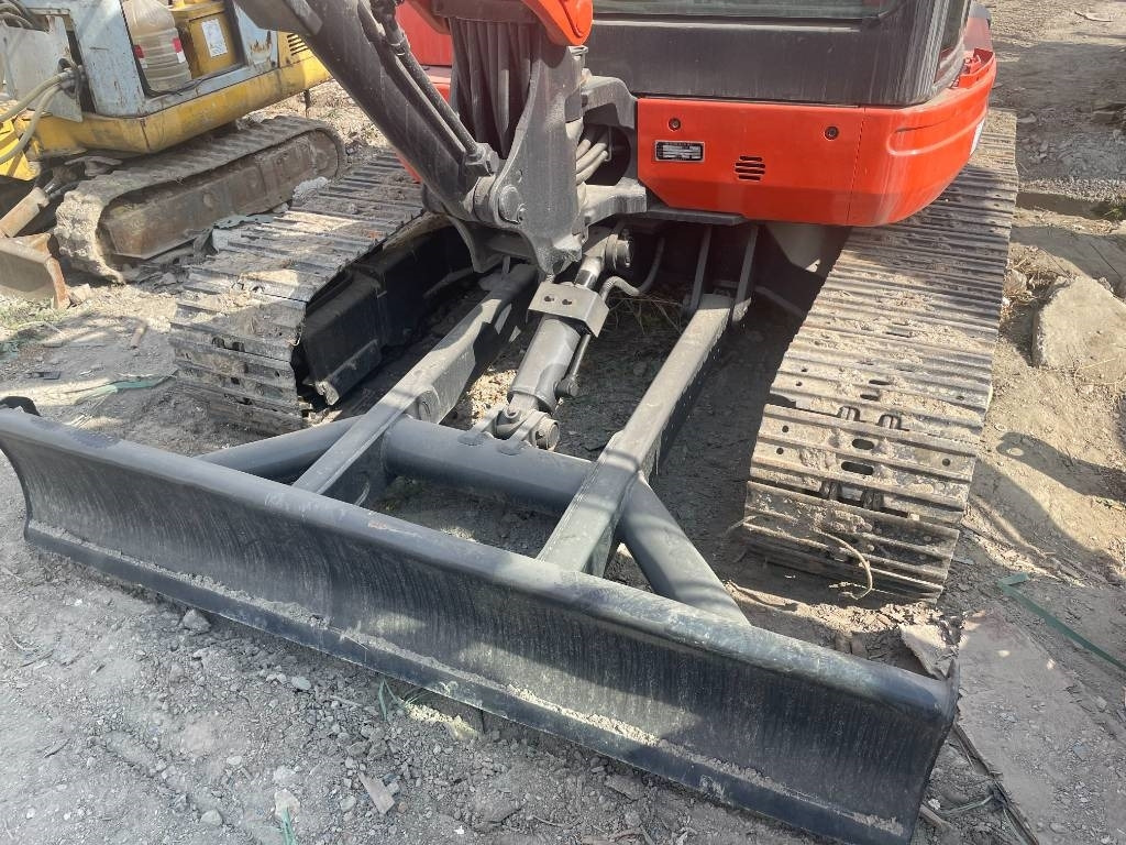 Kubota U35 - Minikotró: 3 kép. Kubota U35 - Minikotró: 3 kép.