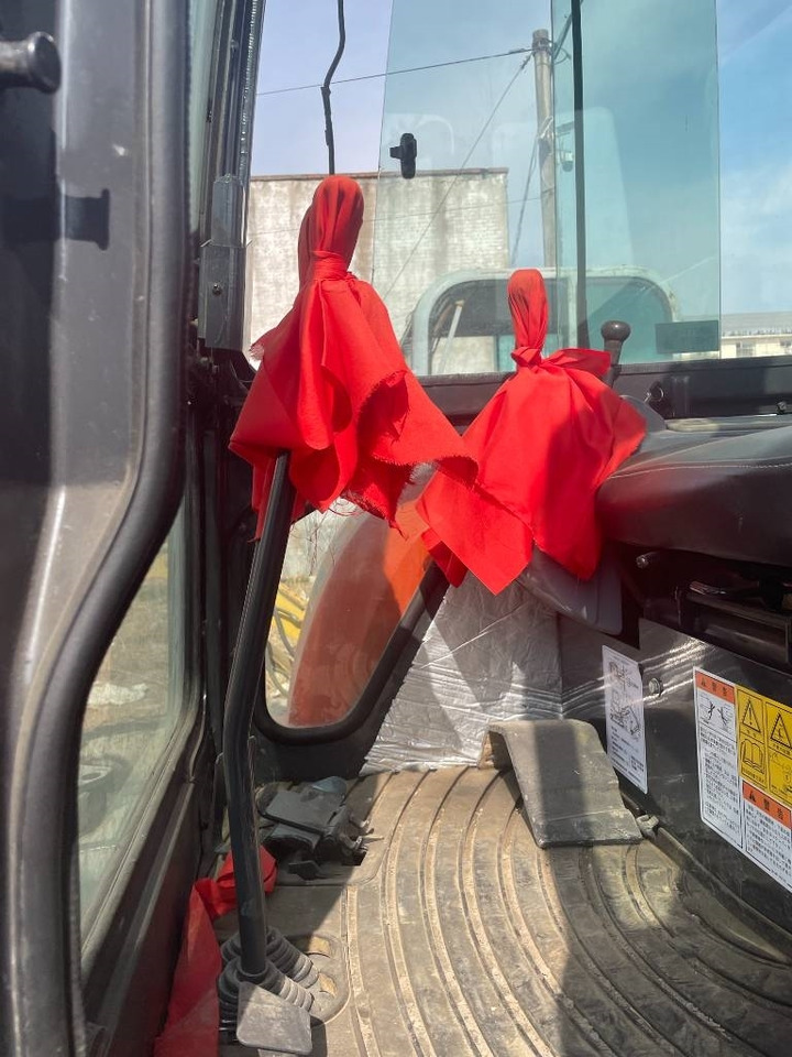 Kubota U35 - Minikotró: 5 kép. Kubota U35 - Minikotró: 5 kép.