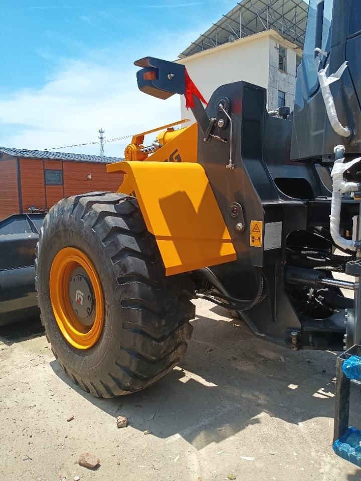 Liugong 856 H - Gumikerekes homlokrakodó: 4 kép. Liugong 856 H - Gumikerekes homlokrakodó: 4 kép.