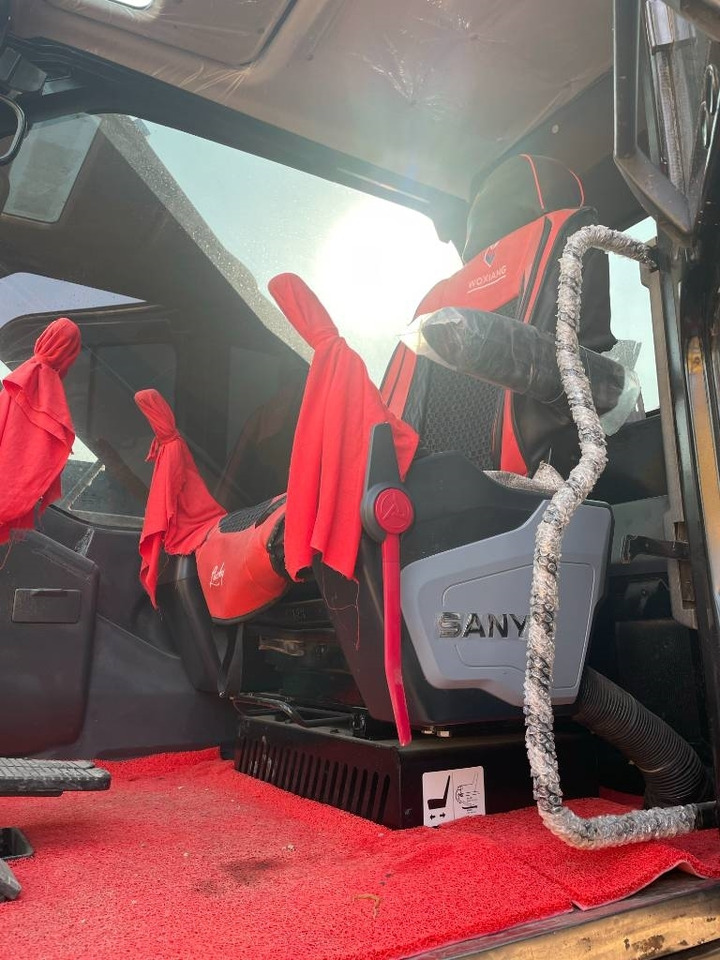 Sany SY 235 - Lánctalpas kotró: 2 kép. Sany SY 235 - Lánctalpas kotró: 2 kép.