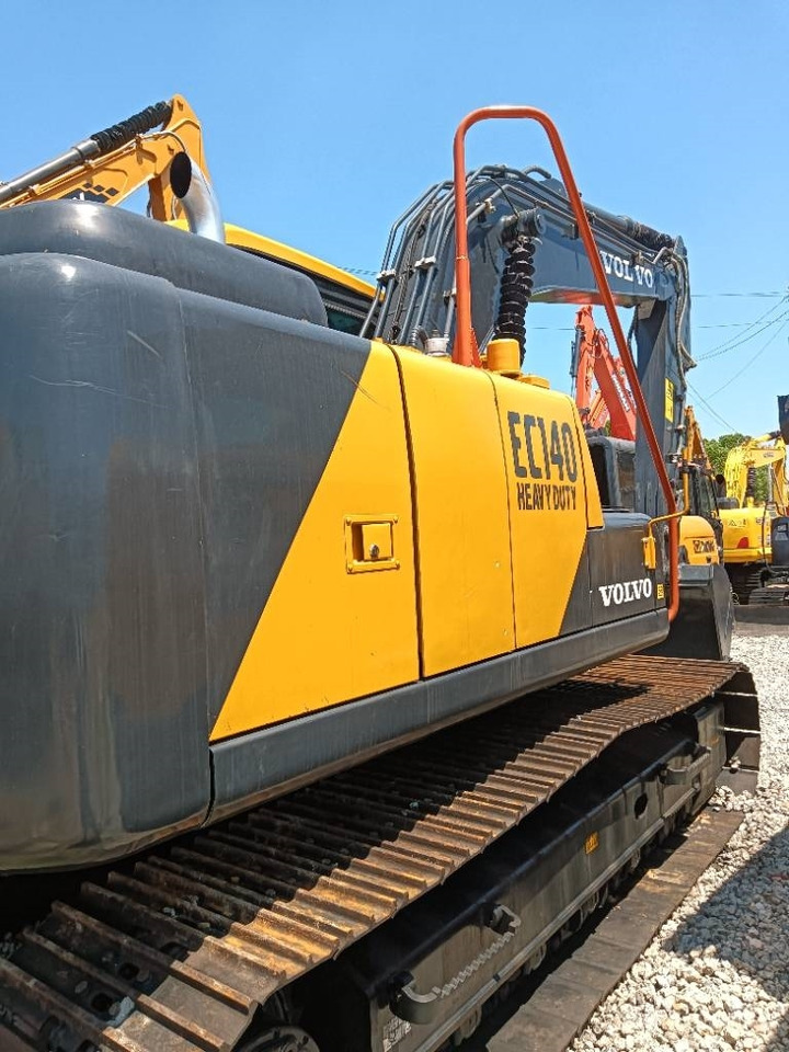 Volvo EC 140 B - Lánctalpas kotró: 2 kép. Volvo EC 140 B - Lánctalpas kotró: 2 kép.