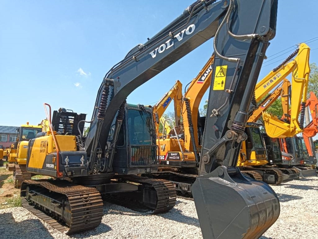 Volvo EC 140 B - Lánctalpas kotró: 4 kép. Volvo EC 140 B - Lánctalpas kotró: 4 kép.