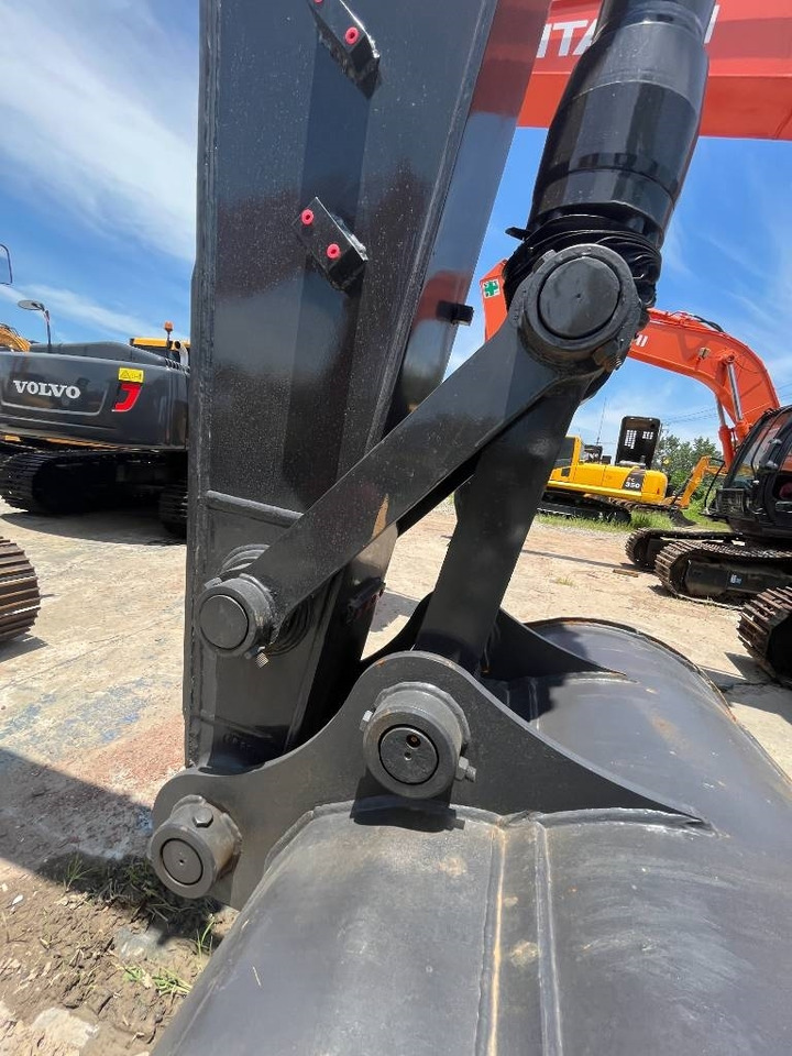 Volvo EC 140 - Lánctalpas kotró: 2 kép. Volvo EC 140 - Lánctalpas kotró: 2 kép.