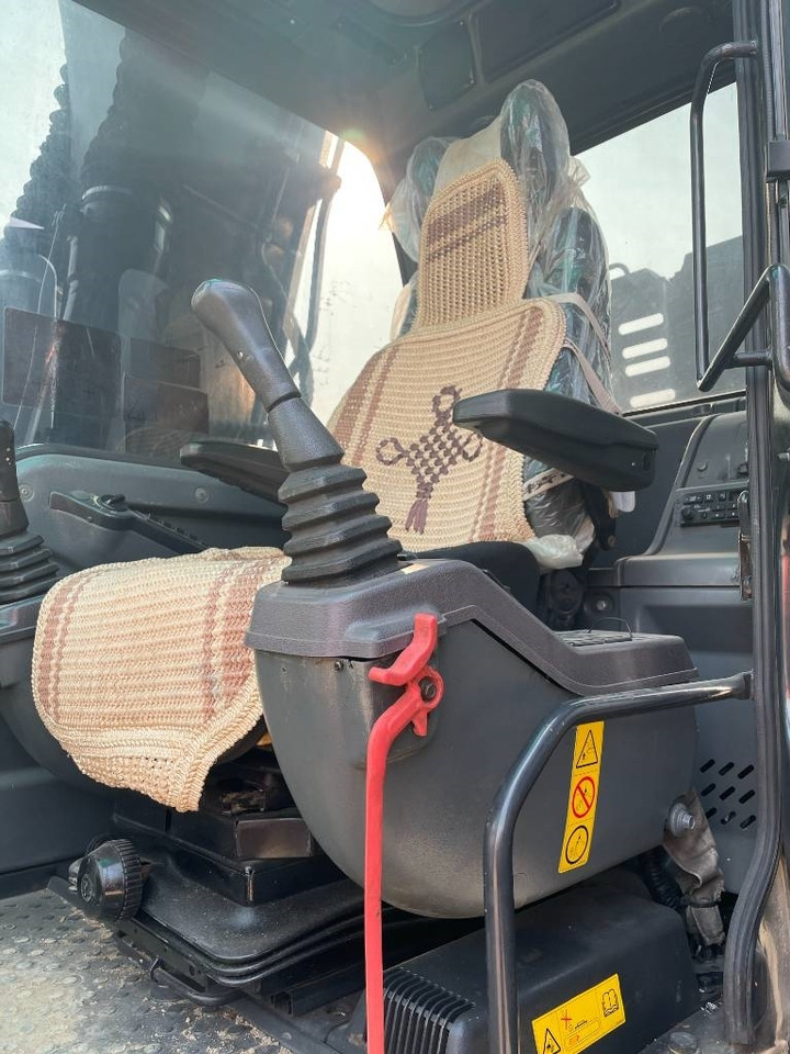Volvo EC 140 - Lánctalpas kotró: 3 kép. Volvo EC 140 - Lánctalpas kotró: 3 kép.