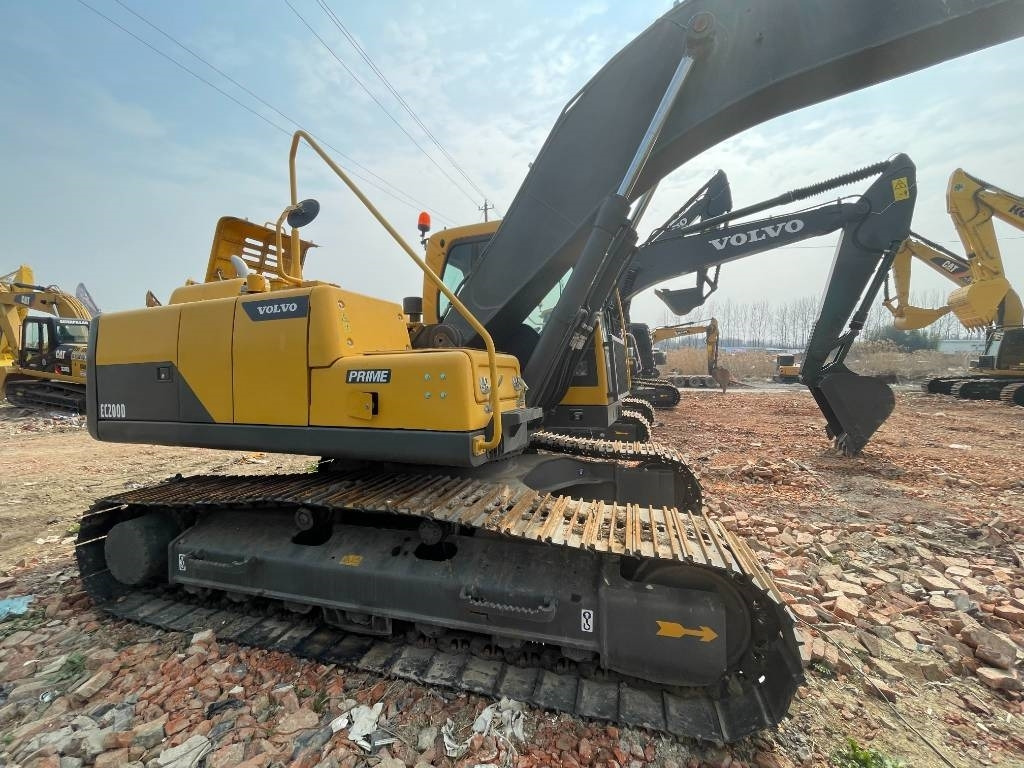 Volvo EC 200 - Lánctalpas kotró: 2 kép. Volvo EC 200 - Lánctalpas kotró: 2 kép.