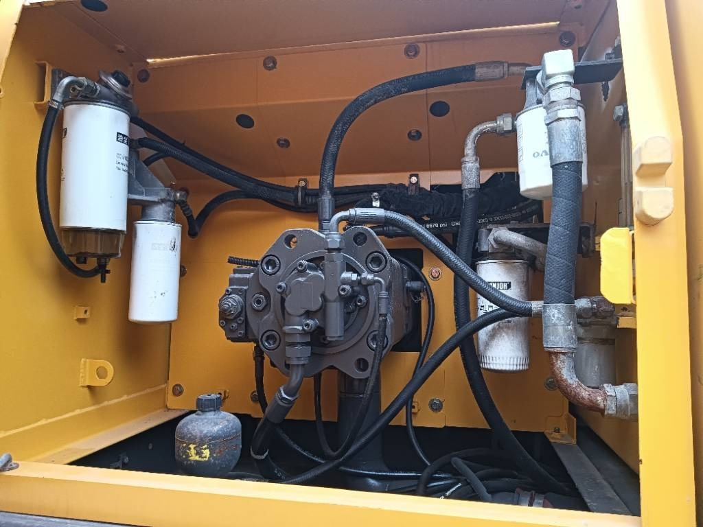 Volvo EC 210 B LC - Lánctalpas kotró: 2 kép. Volvo EC 210 B LC - Lánctalpas kotró: 2 kép.