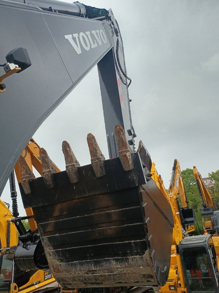Volvo EC 210 - Lánctalpas kotró: 4 kép. Volvo EC 210 - Lánctalpas kotró: 4 kép.