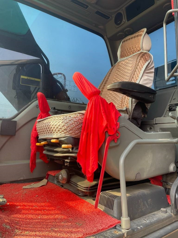 Volvo EC 210 - Lánctalpas kotró: 4 kép. Volvo EC 210 - Lánctalpas kotró: 4 kép.
